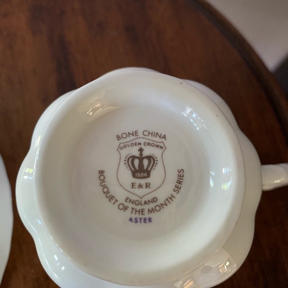 E&R Golden Crown Bone China tea cup and saucer. - Picture 7 of 7